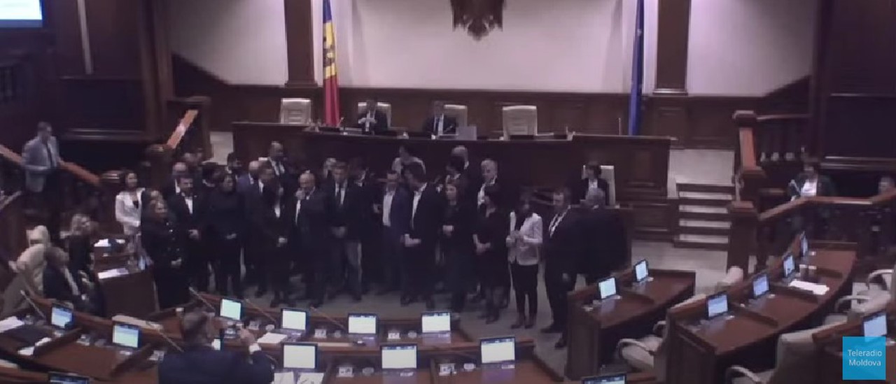 Premierul cere Parlamentului prelungirea stării de urgență. În semn de protest, deputații BCS au părăsit ședința plenară