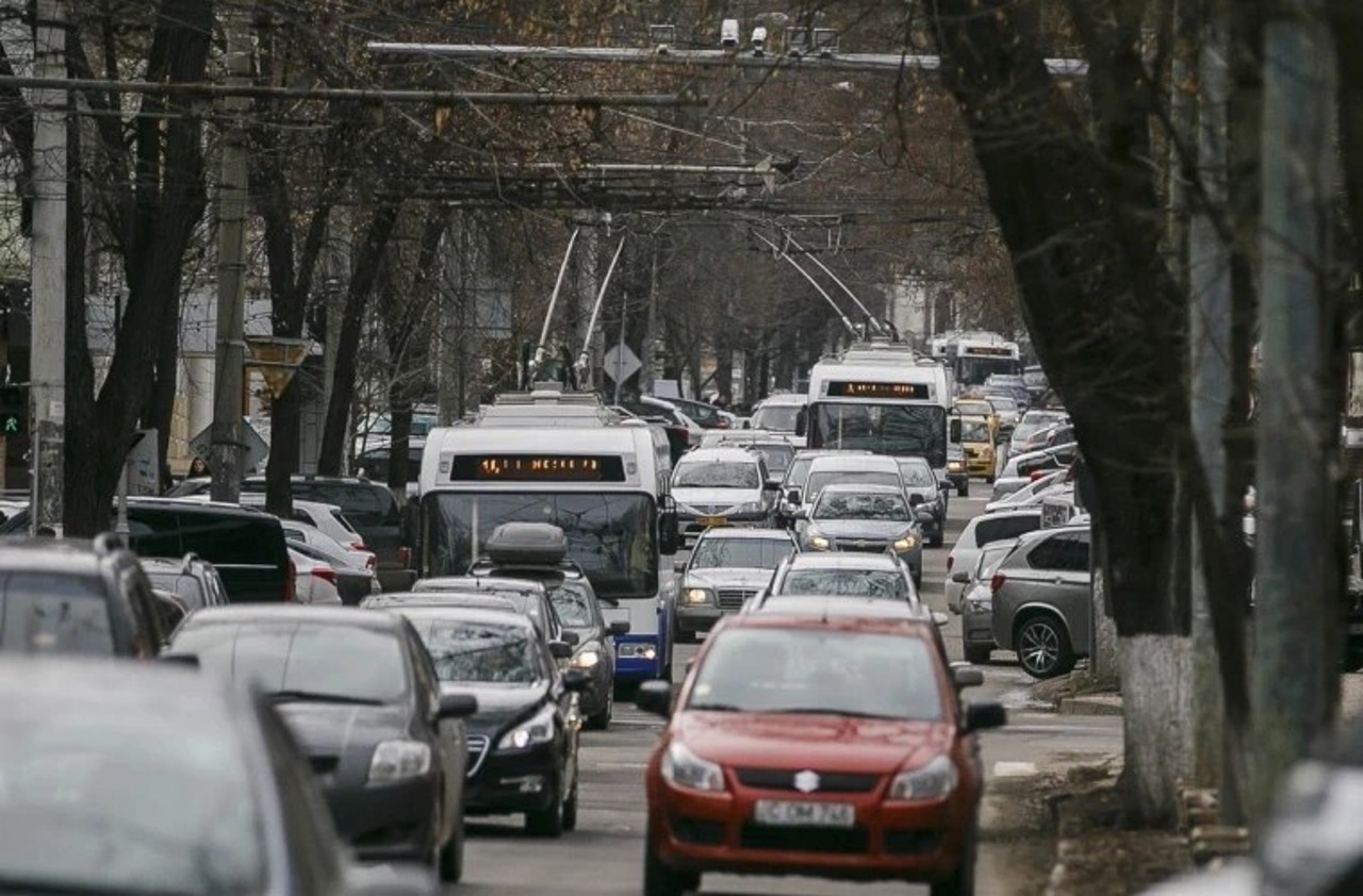 Aglomerație și lipsă de parcări în orașele din țară: șoferii spun că ar fi dispuși să plătească pentru un loc liber