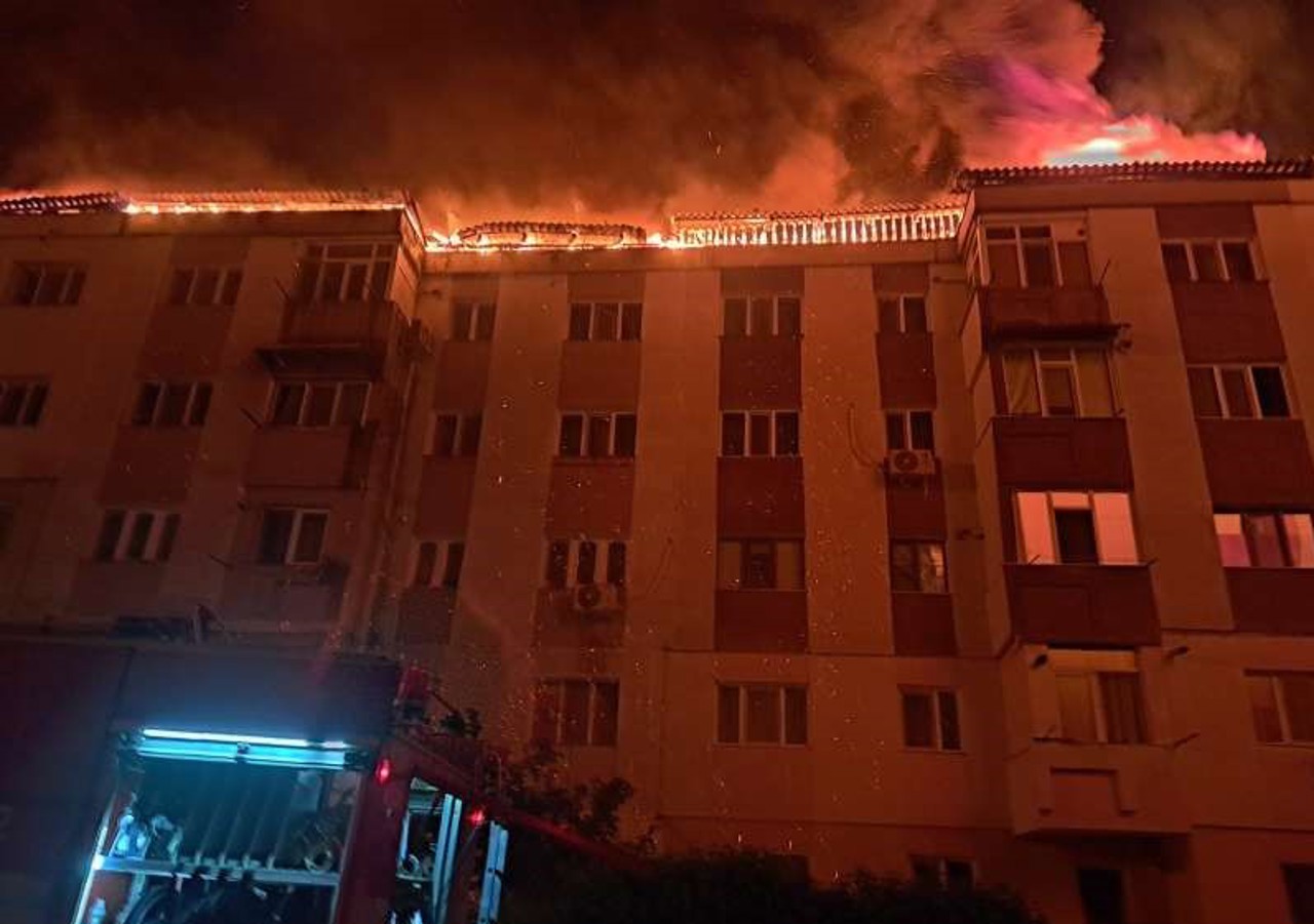 România: Incendiu la un bloc din Bârlad. Pompierii au intervenit cu 17 autospeciale