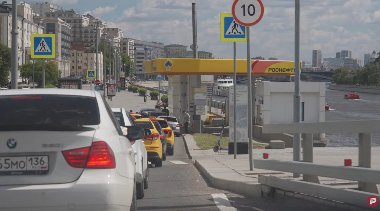 Penuria de carburanți a ajuns în Moscova: Șoferii zilnic pornesc la „vânătoare de benzină”