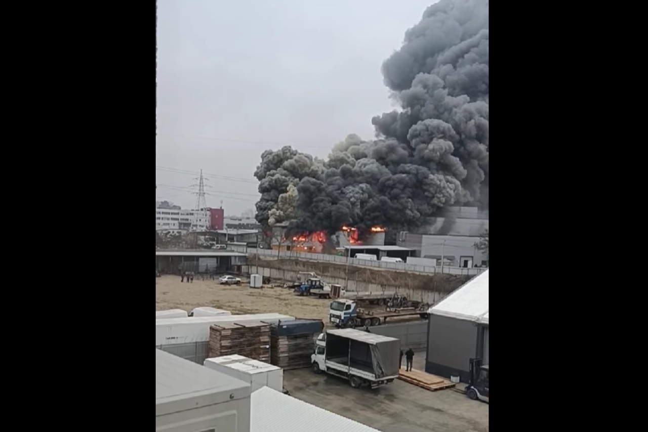 Incendiu în capitală: Un depozit, cuprins de flăcări