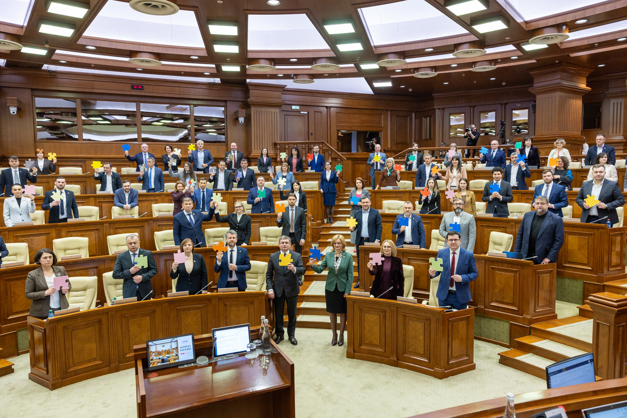 Fotografie cu piese de puzzle la Parlament: Deputații au marcat Ziua de conștientizare a autismului