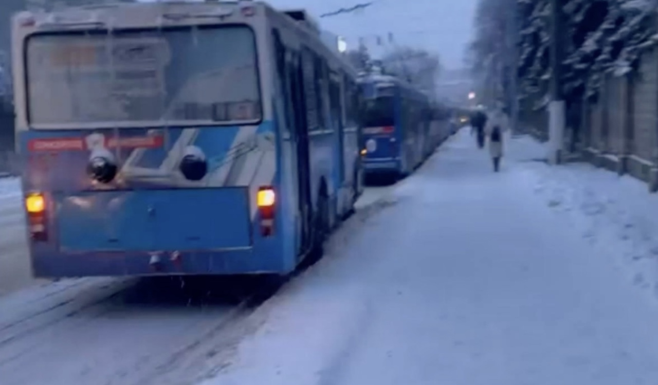 Troleibuze blocate la Bălți. Mai mulți cetățeni, nevoiți să meargă pe jos la muncă