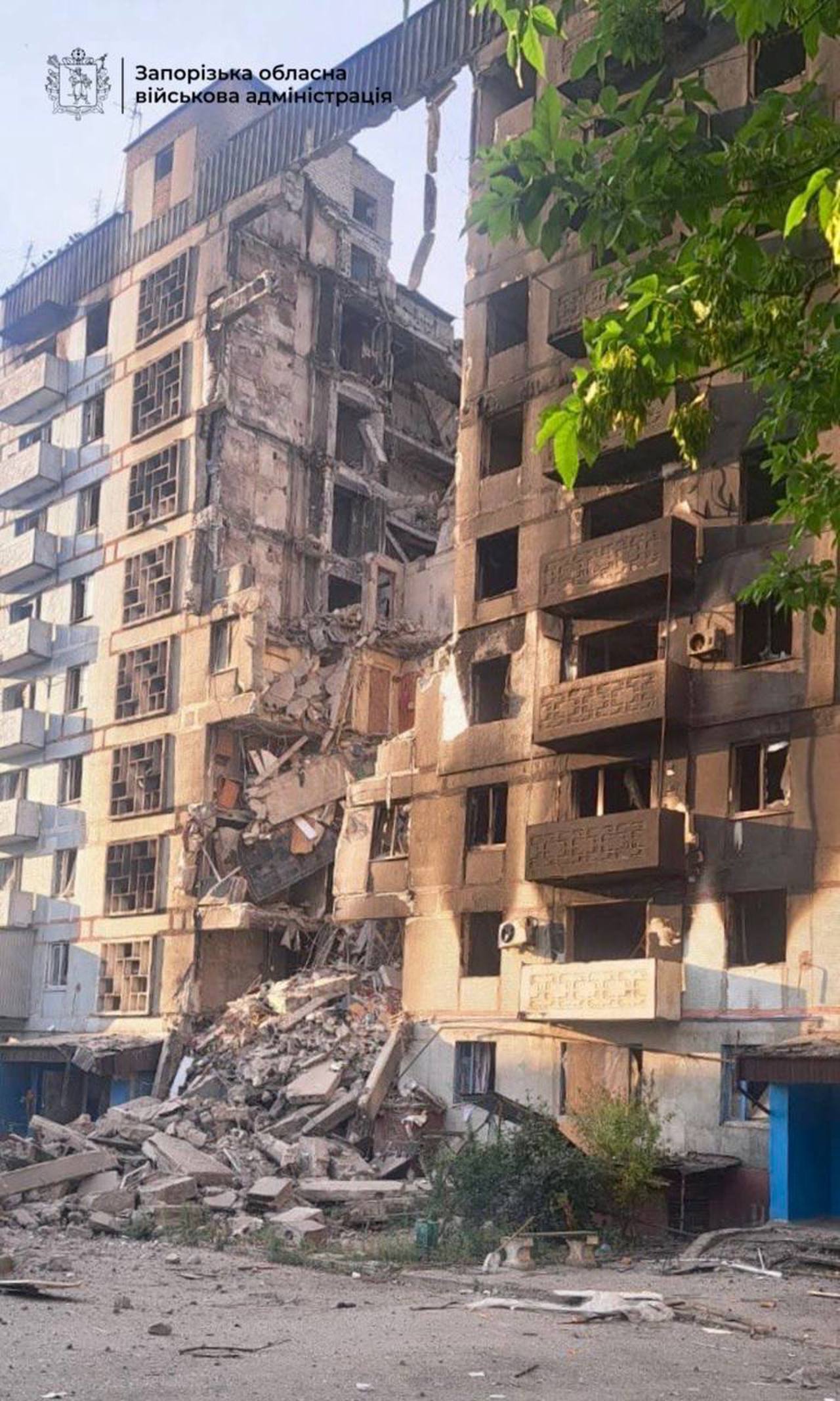 В Запорожской области из-за российской атаки разрушен подъезд девятиэтажки