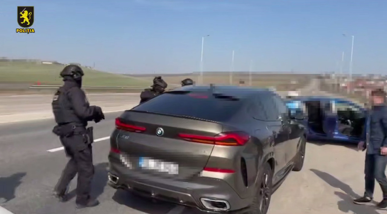 Trei bărbați, reținuți pentru contrabandă și vânzare de cocaină în Republica Moldova. Droguri de peste 230.000 de lei, scoase din circuit