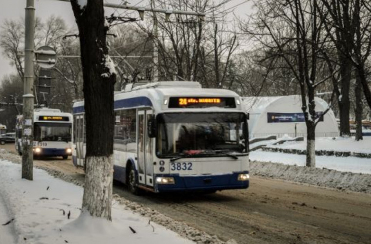 Circulația troleibuzelor, afectată de ninsoare