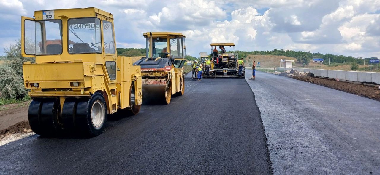 Lucrările de construcție a drumurilor pe o distanță de 210 km, în pericol: Scumpirea petrolului poate afecta licitațiile