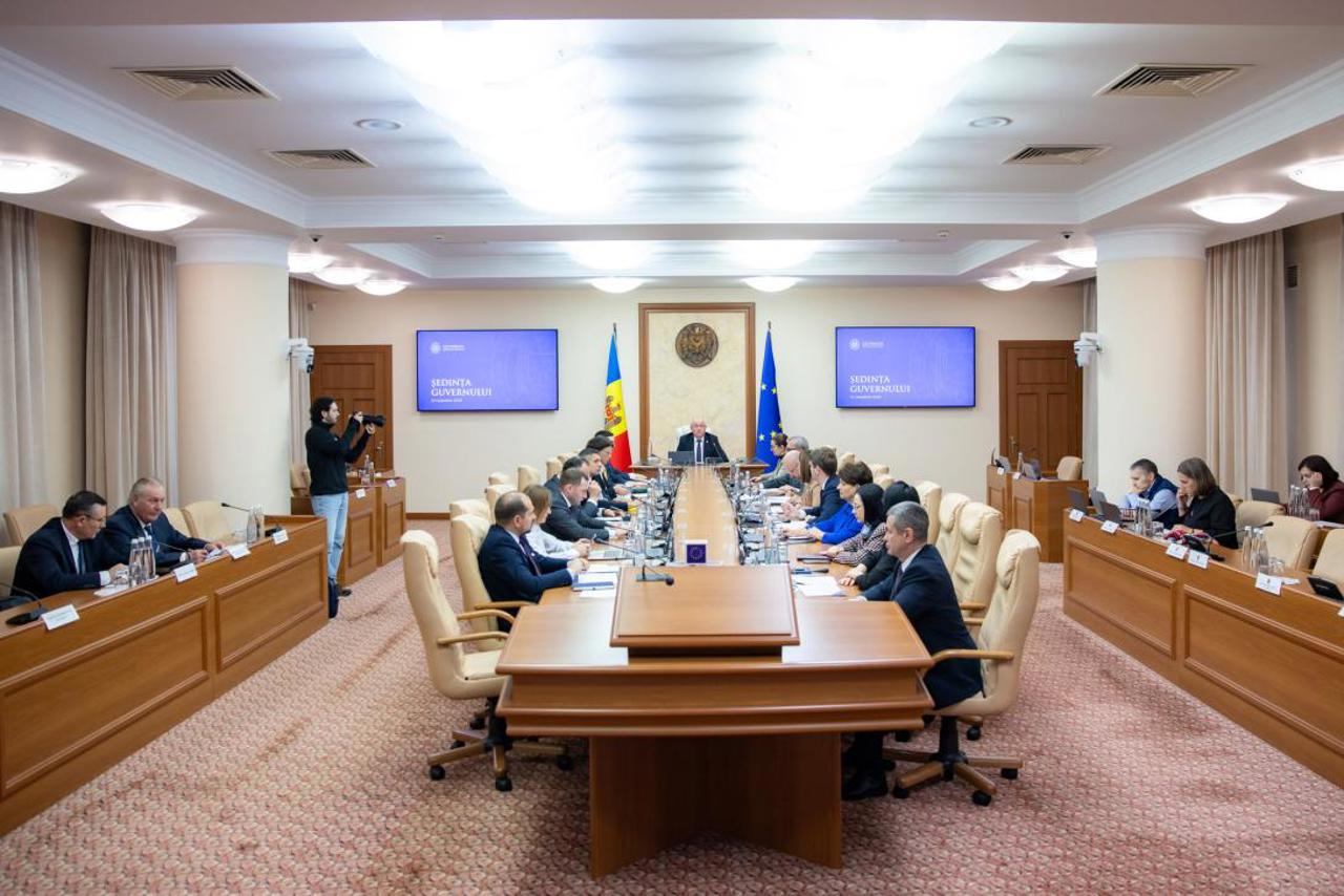 Deducerile pentru cheltuielile de studii cresc anul viitor la 20.000 de lei – proiect avizat de Guvern