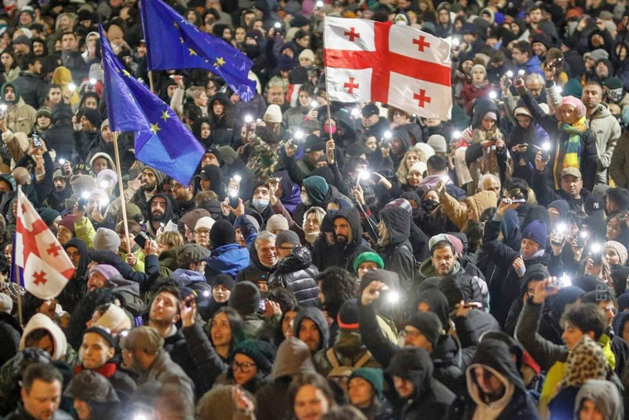 Грузия: новые протесты и новые задержания, заявление госслужащих в поддержку европейского курса страны