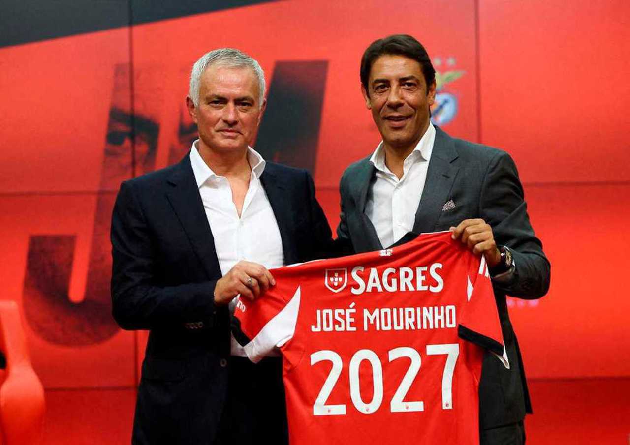 Celebrul antrenor portughez Jose Mourinho a fost prezentat oficial la Benfica Lisabona 