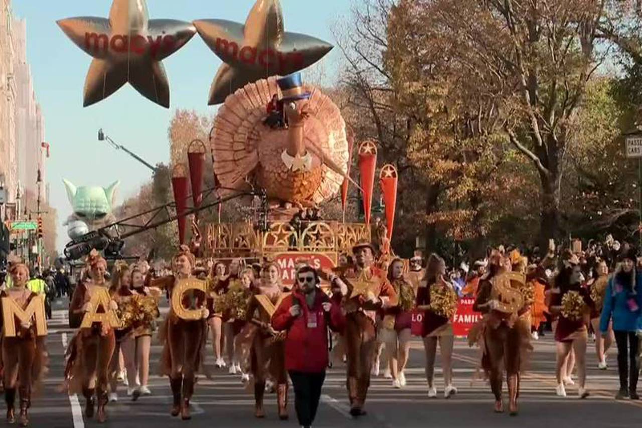 Ежегодный парад в честь Дня Благодарения открывает серию зимних праздничных мероприятий