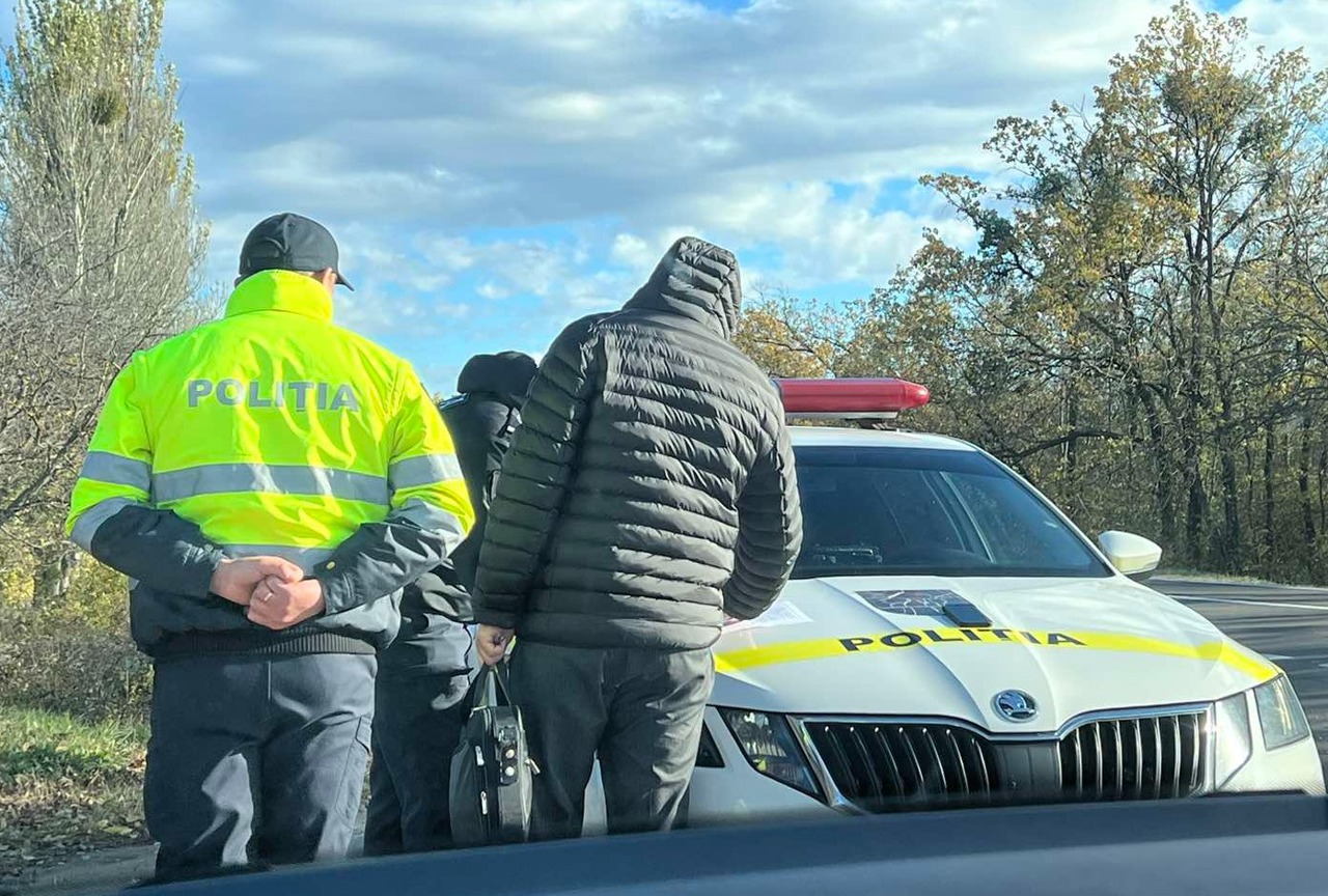 Двое полицейских задержаны после того, как они предположительно потребовали и получили от водителя 1500 евро