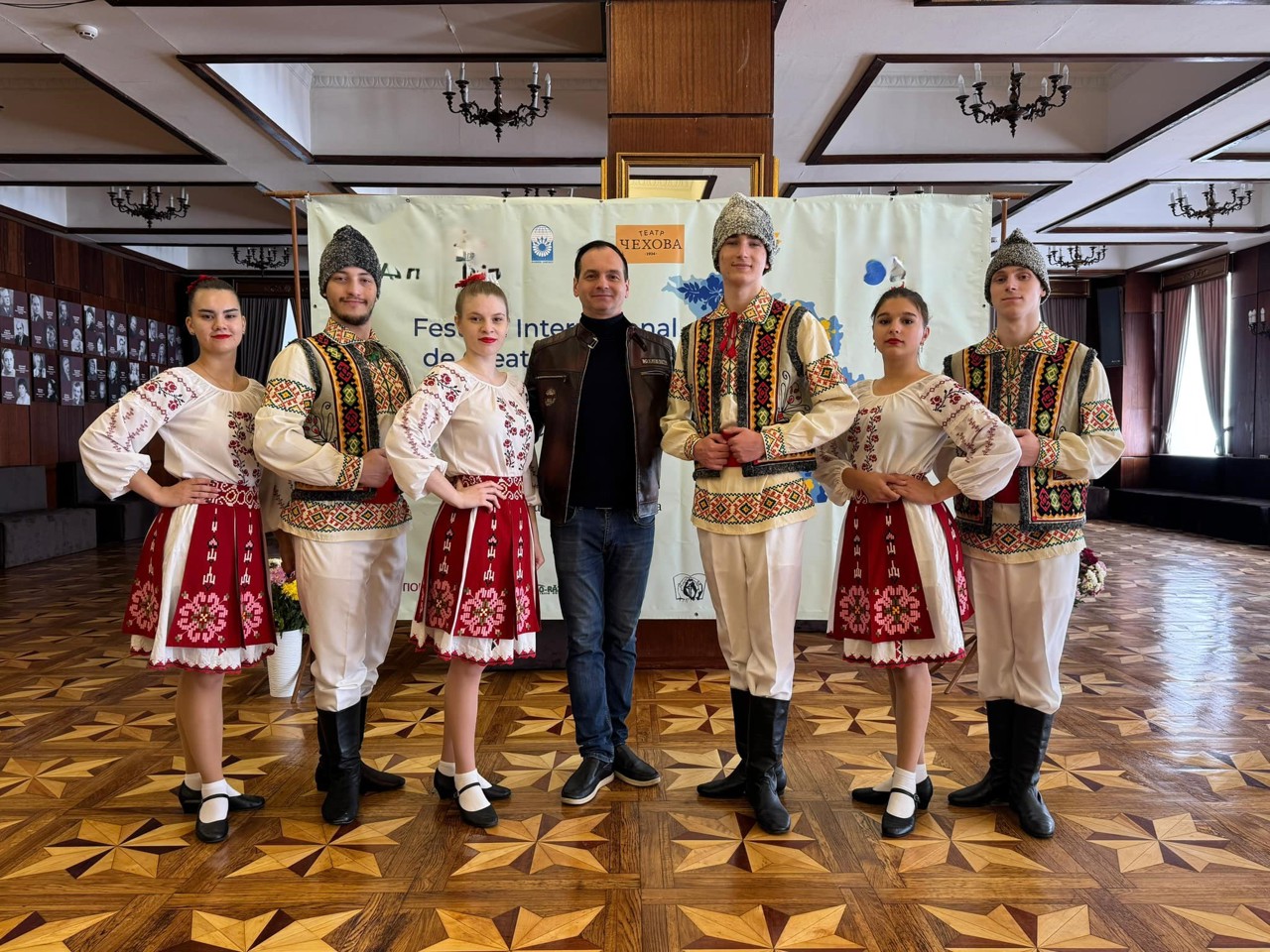 Tinerii cu nevoi speciale au cucerit publicul la Festivalul Internațional de Creație Incluzivă „Moldova mea - leagăn de flori” 