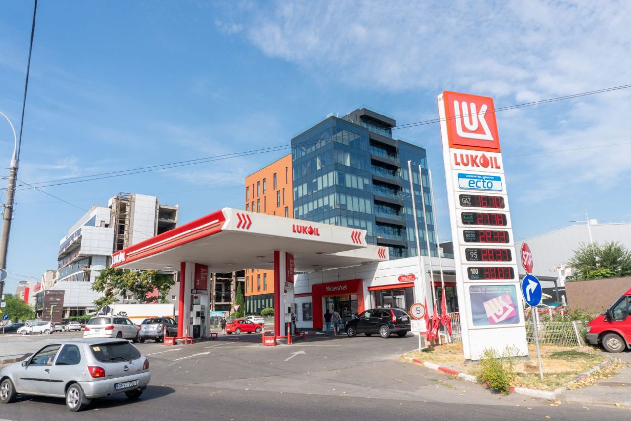 R. Moldova nu riscă să rămână fără produse petroliere, după sancțiunile aplicate de SUA companiei Lukoil. Autoritățile monitorizează situația
