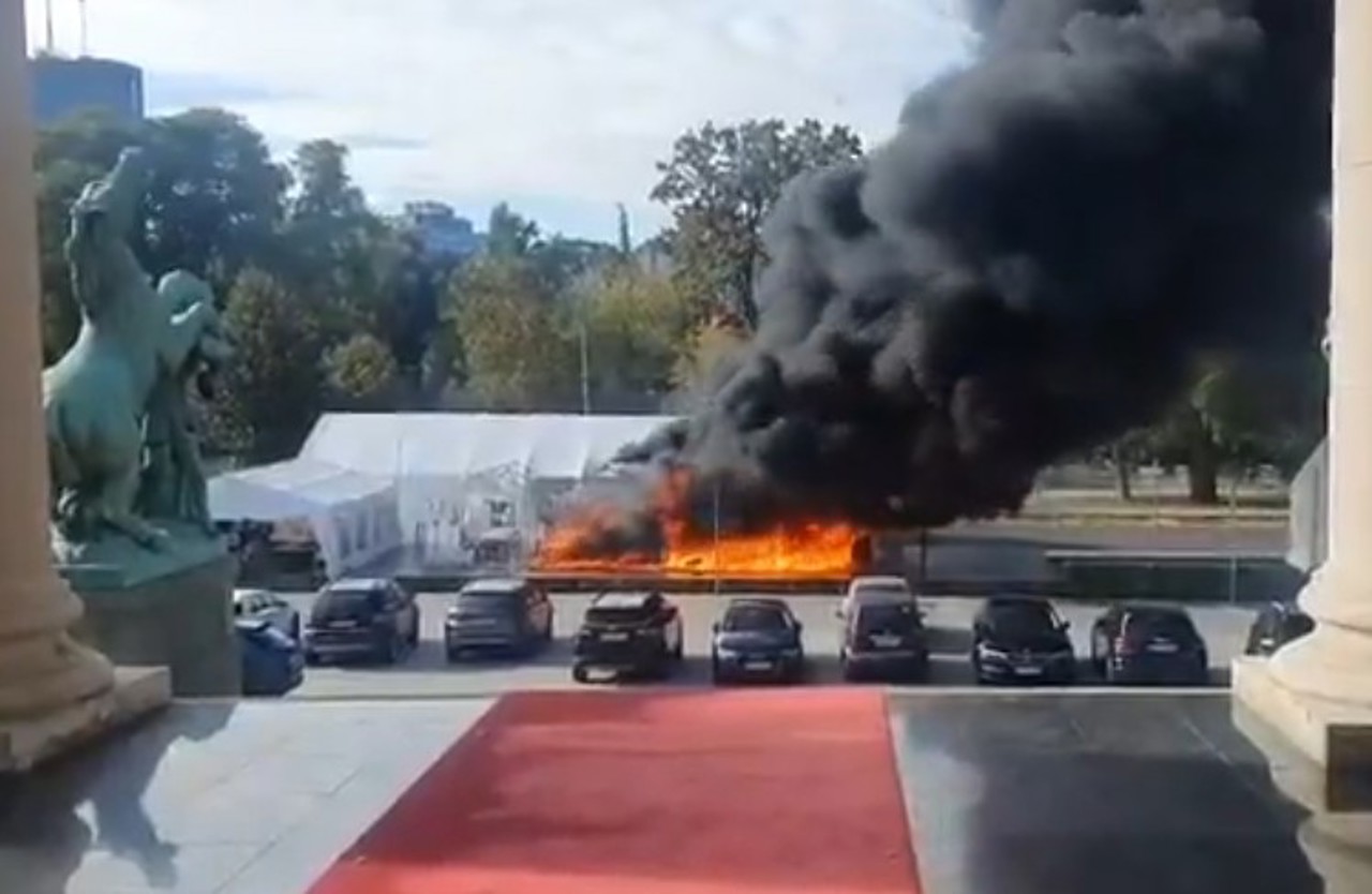 Focuri de armă lângă Parlamentul din Belgrad: un bărbat a fost rănit 