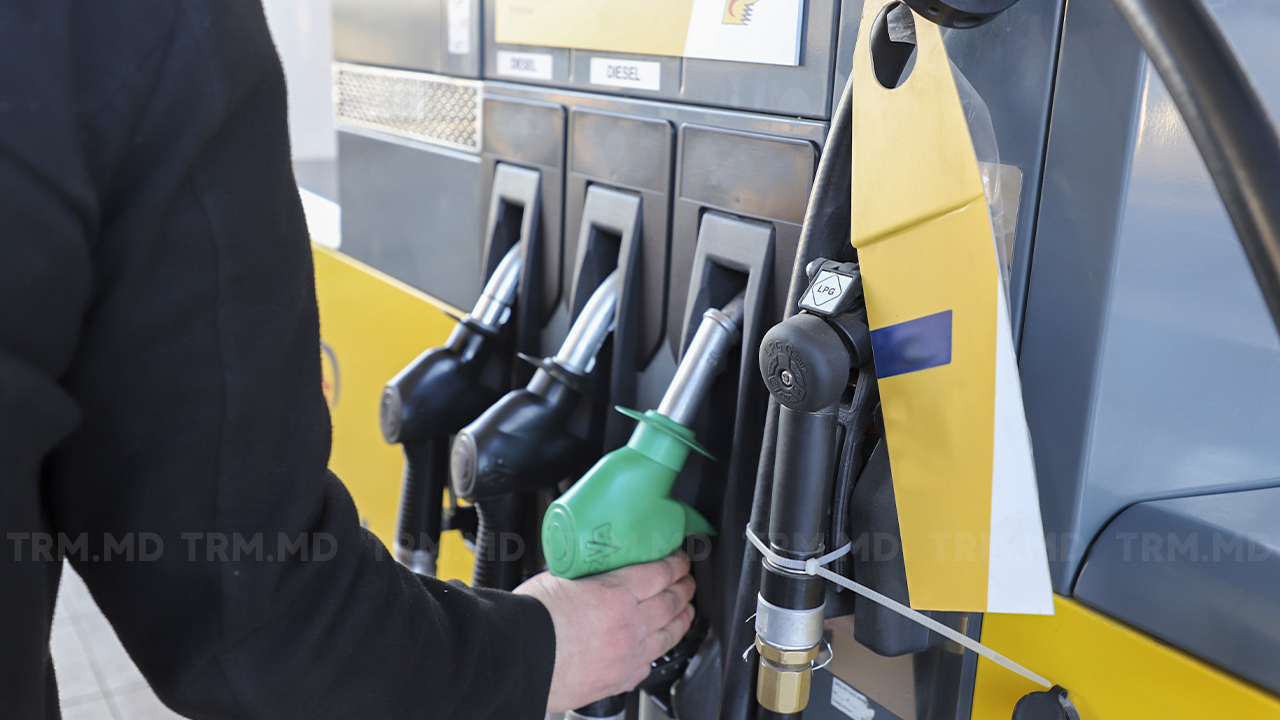 Tendința de scădere a prețurilor la produsele petroliere continuă. Cât costă benzina și motorina