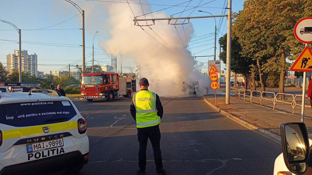 A car burned like a torch on a street in Chisinau. The car was equipped with a gas system