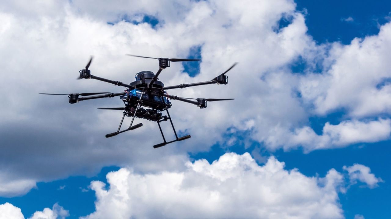 O dronă rusească controlată integral de inteligența artificială a ucis trei civili în Zaporojie – NYT