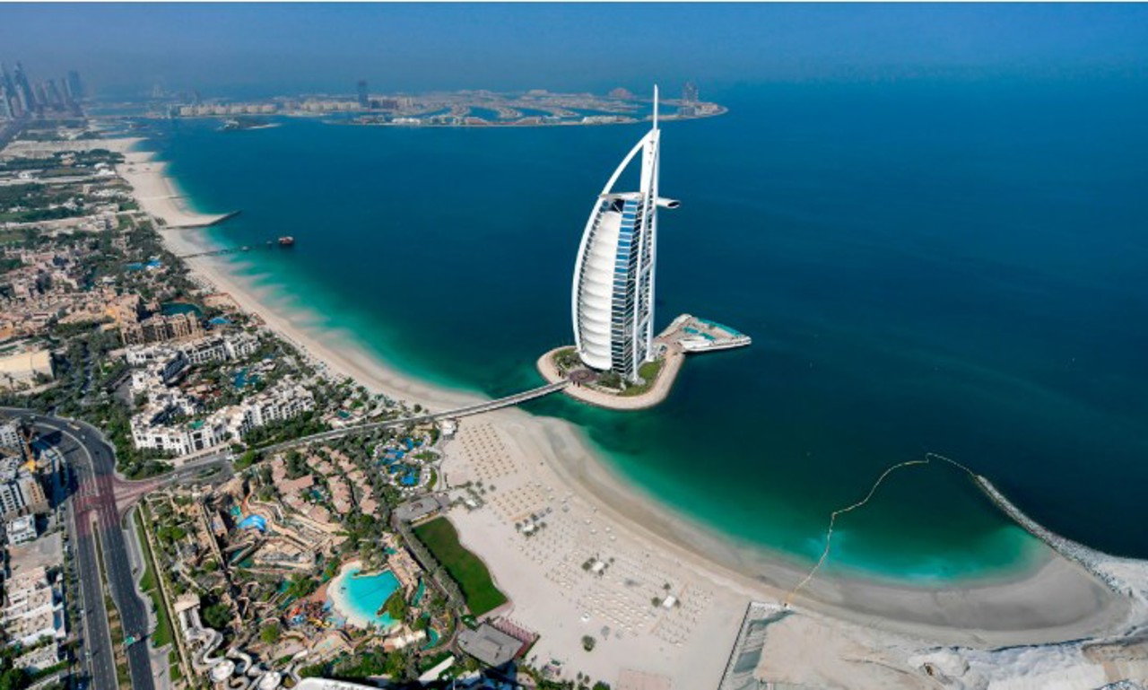 Autoritățile din Dubai și Abu Dhabi au cerut hotelurilor să prelungească șederile pentru oaspeți: Cine suportă costurile