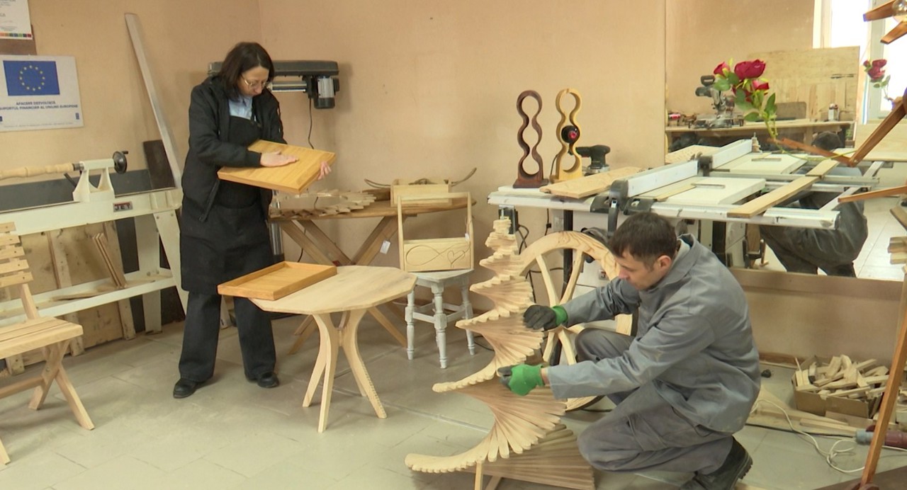 Dor de casă sculptat în lemn: Povestea tânărului care a lăsat străinătatea pentru o afacere de familie la Rezina