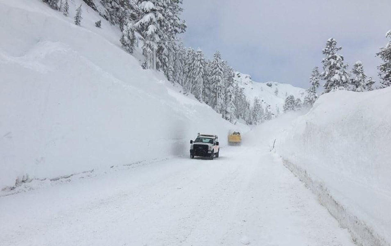 Infern alb în California: În unele localități, grosimea stratului de zăpadă a depășit doi metri