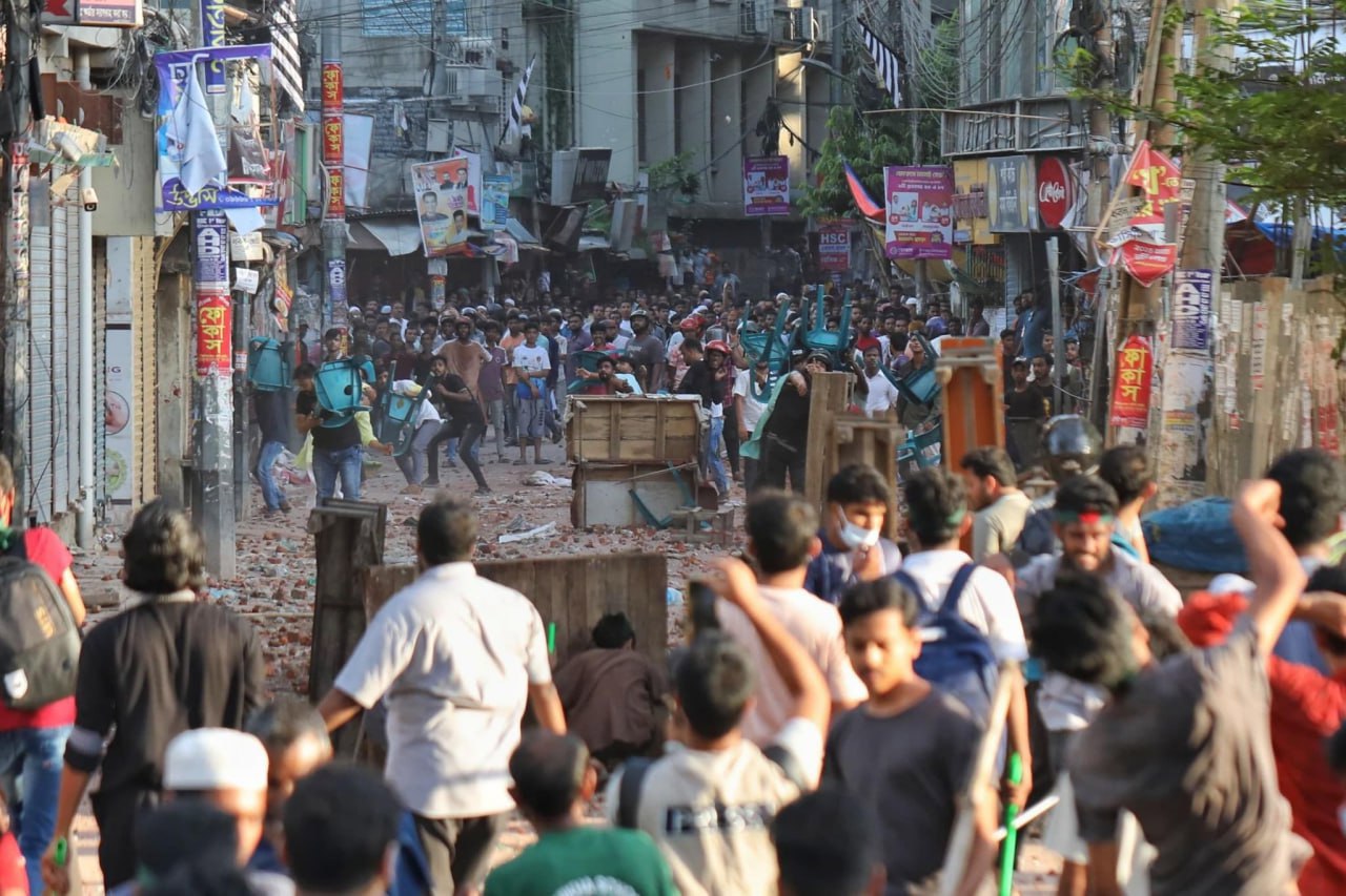 Протесты студентов в Бангладеш: в ходе стычек с полицией погибли минимум 105 человек