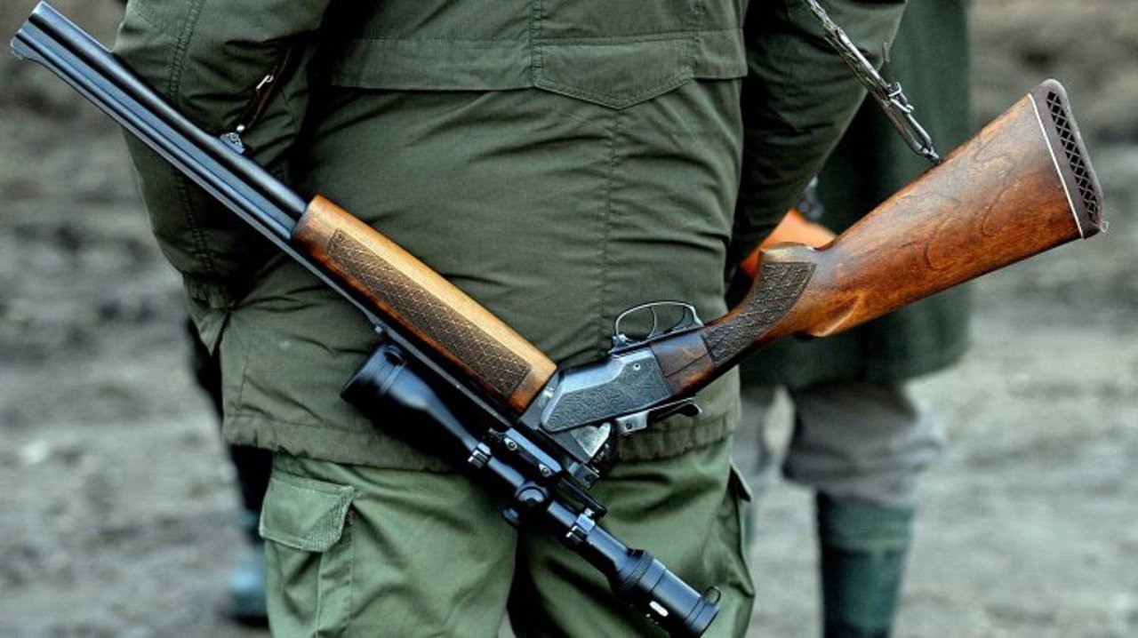 Confundat cu un animal? Un tânăr care se plimba noaptea în câmp, împușcat de un necunoscut
