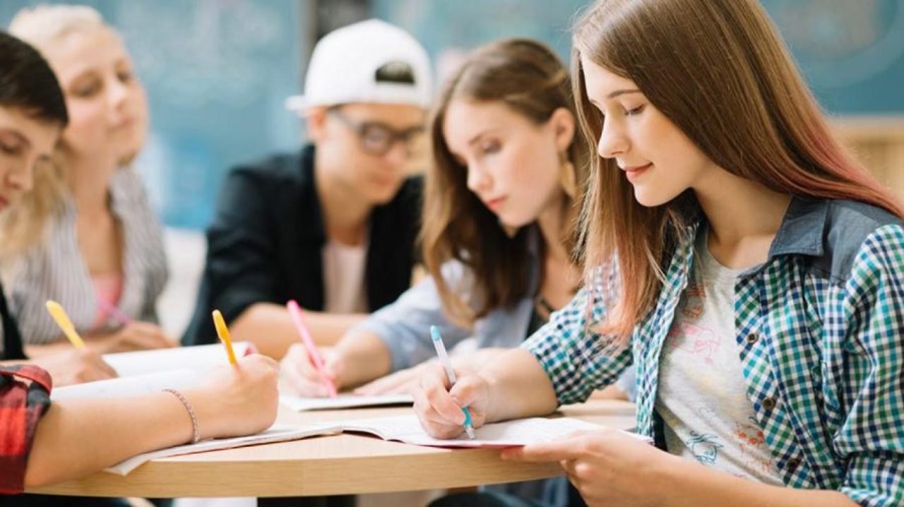 Burse de merit pentru cei mai buni elevi și studenți din Republica Moldova