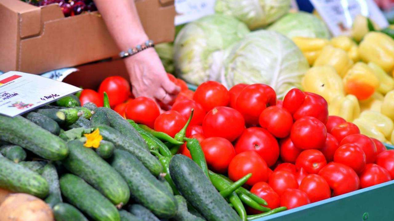 Acces mai ușor pe piață pentru producătorii locali și prețuri mai corecte la alimente: Legea „unui singur intermediar”, adoptată de Parlament 