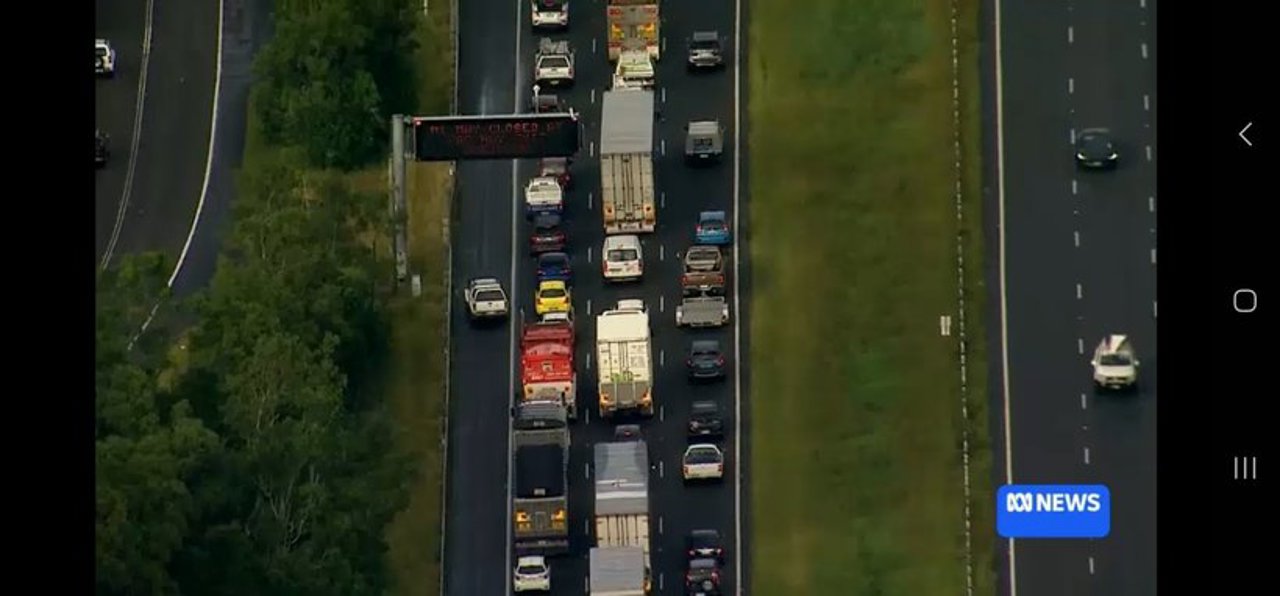 Haos pe o autostradă din Australia, după ce 750 de kilograme de resturi metalice ascuțite au căzut dintr-un camion. Sute de mașini, avariate