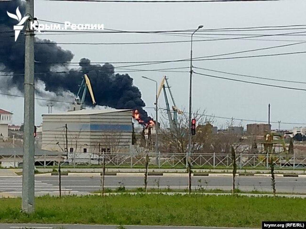 SBU anunță lovirea a trei nave ale Flotei ruse, a unei stații radar și a unei baze petroliere în Crimeea