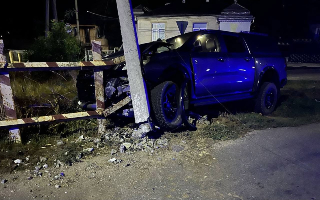 FOTO | Căutau drona și au dat de un stâlp: O mașină a Armatei Naționale, implicată într-un accident la Ocnița. Șoferul era beat
