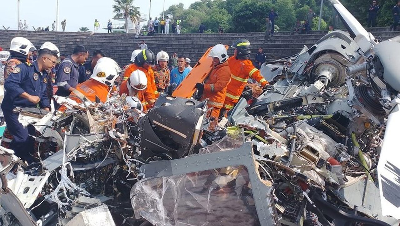 Zece morți, după ce două elicoptere ale marinei din Malaezia s-au ciocnit în zbor