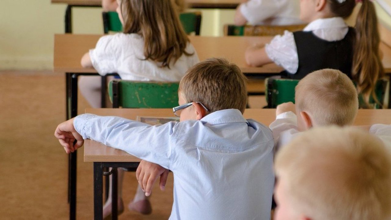 „Cea mai mare problemă sunt emoțiile părinților”. Cum influențează anxietatea adulților începutul anului școlar