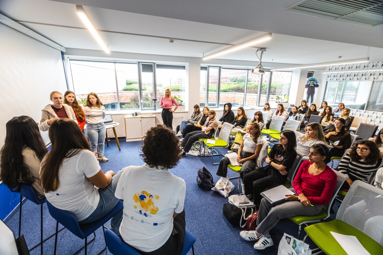 Two Chisinau students awarded in Brussels for their online security project under Girls Go Circular