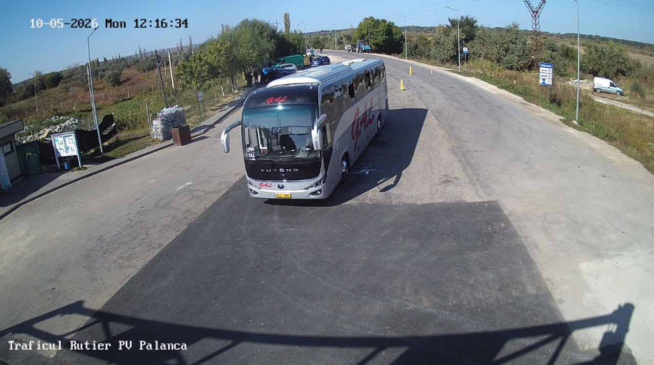Autobuz lovit de un proiectil căzut la Palanca: Un polițist de frontieră a fost rănit