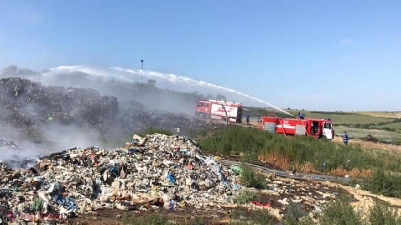 Пожар на мусорной свалке в городе Ватра. Два экипажа боролись с пламенем