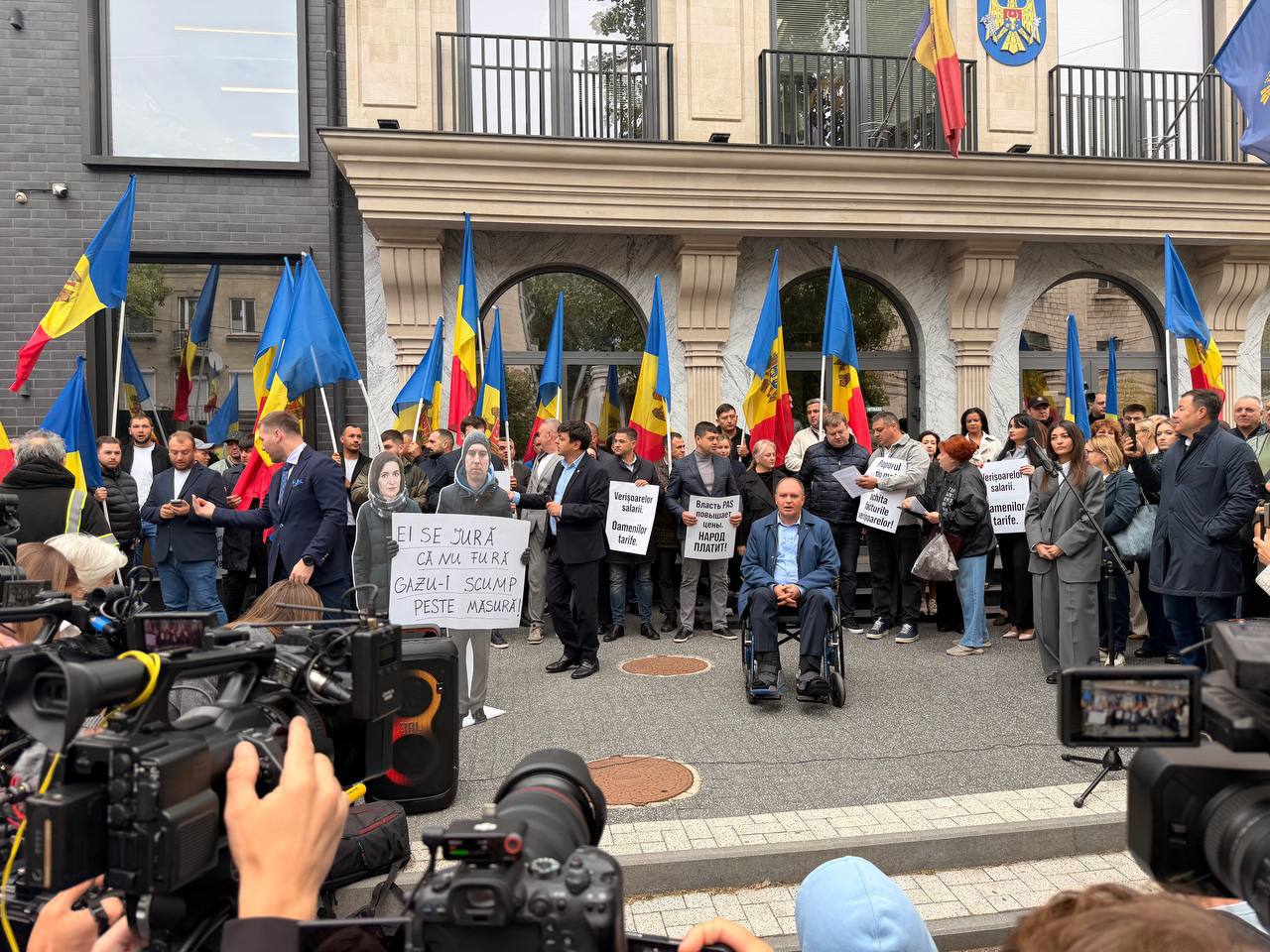 „Drumul va fi unul singur - spre sărăcie”: Protest în fața ANRE organizat de opoziție împotriva scumpirii gazului
