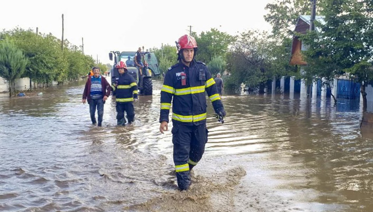 Часть Румынии под красным кодом из-за дождей: закрыты школы, подтоплены метро, дворы, повалены деревья