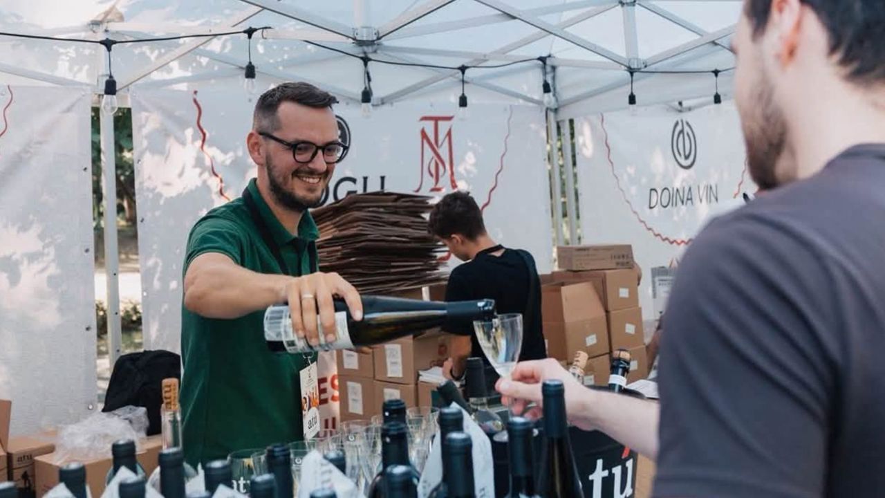Număr-record de vizitatori și vânzări la Festivalul Vinului Moldovenesc de la București: „Nimeni n-a plecat cu o singură sticlă”, iar spumantele au fost cele mai degustate