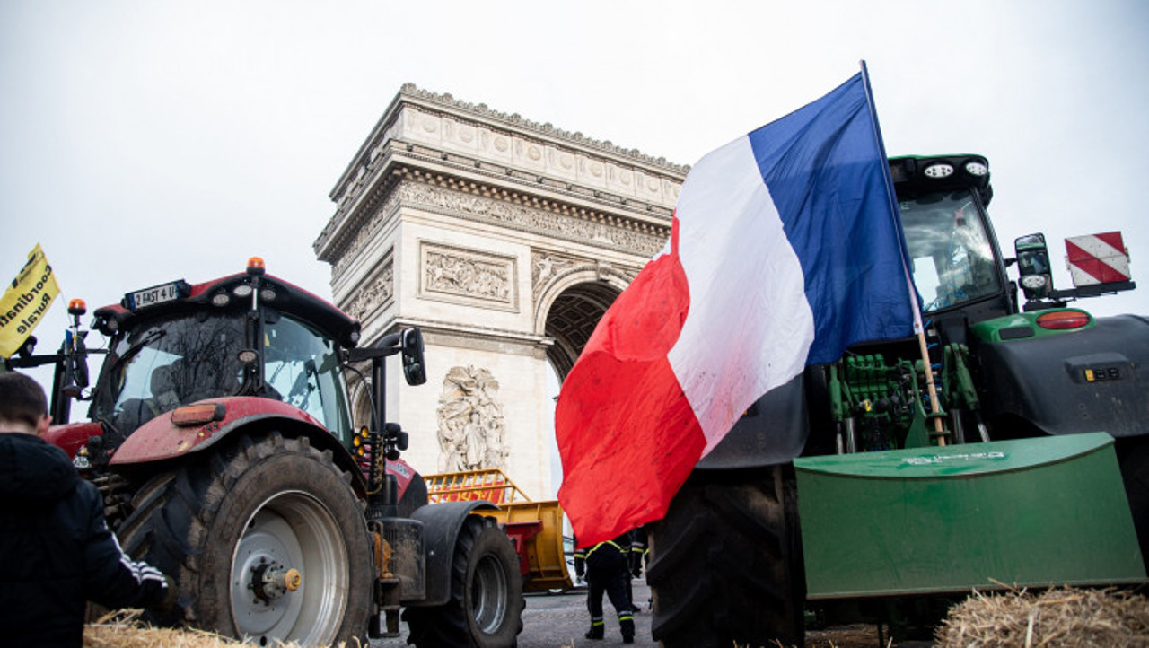 Zeci de agricultori au fost arestați la Paris, după ce au blocat Arcul de Triumf