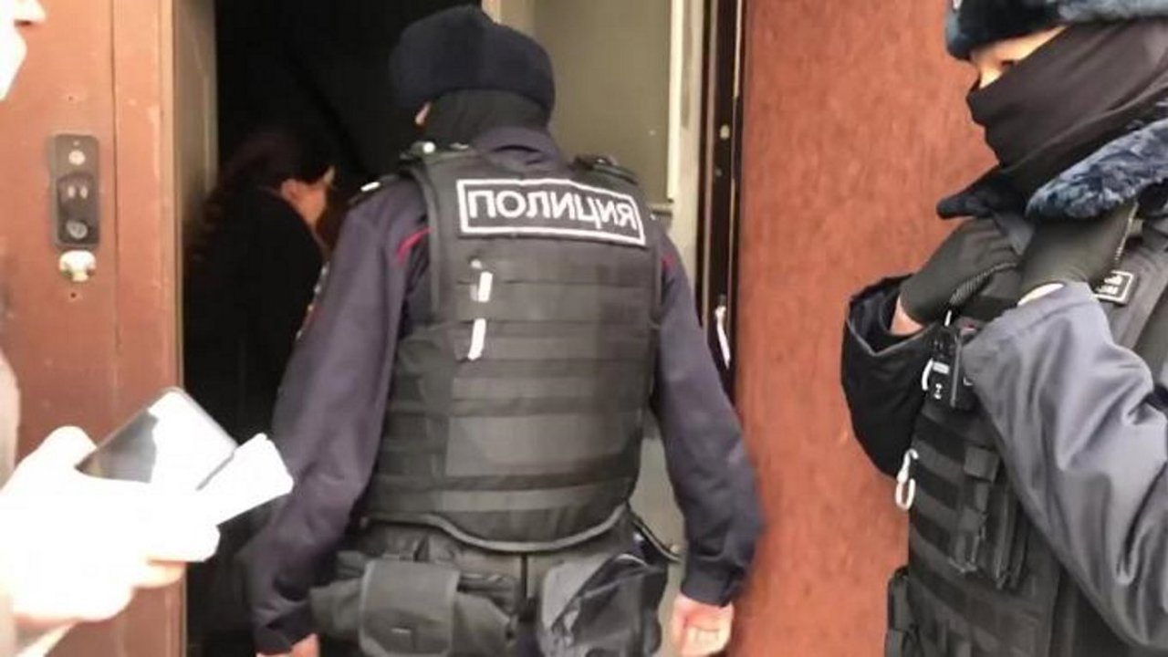 Percheziții și rețineri în Rusia: Trei jurnaliști vizați de forțele de ordine în Moscova, Nakhodka și Novosibirsk