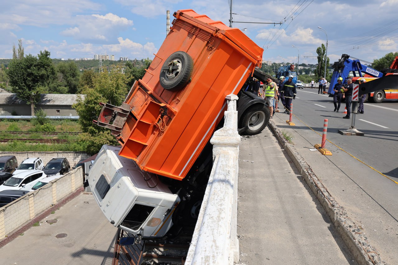 Autospeciala de pe podul din strada Ismail a fost evacuată și tractată cu succes. Troleibuzele atestă întârzieri