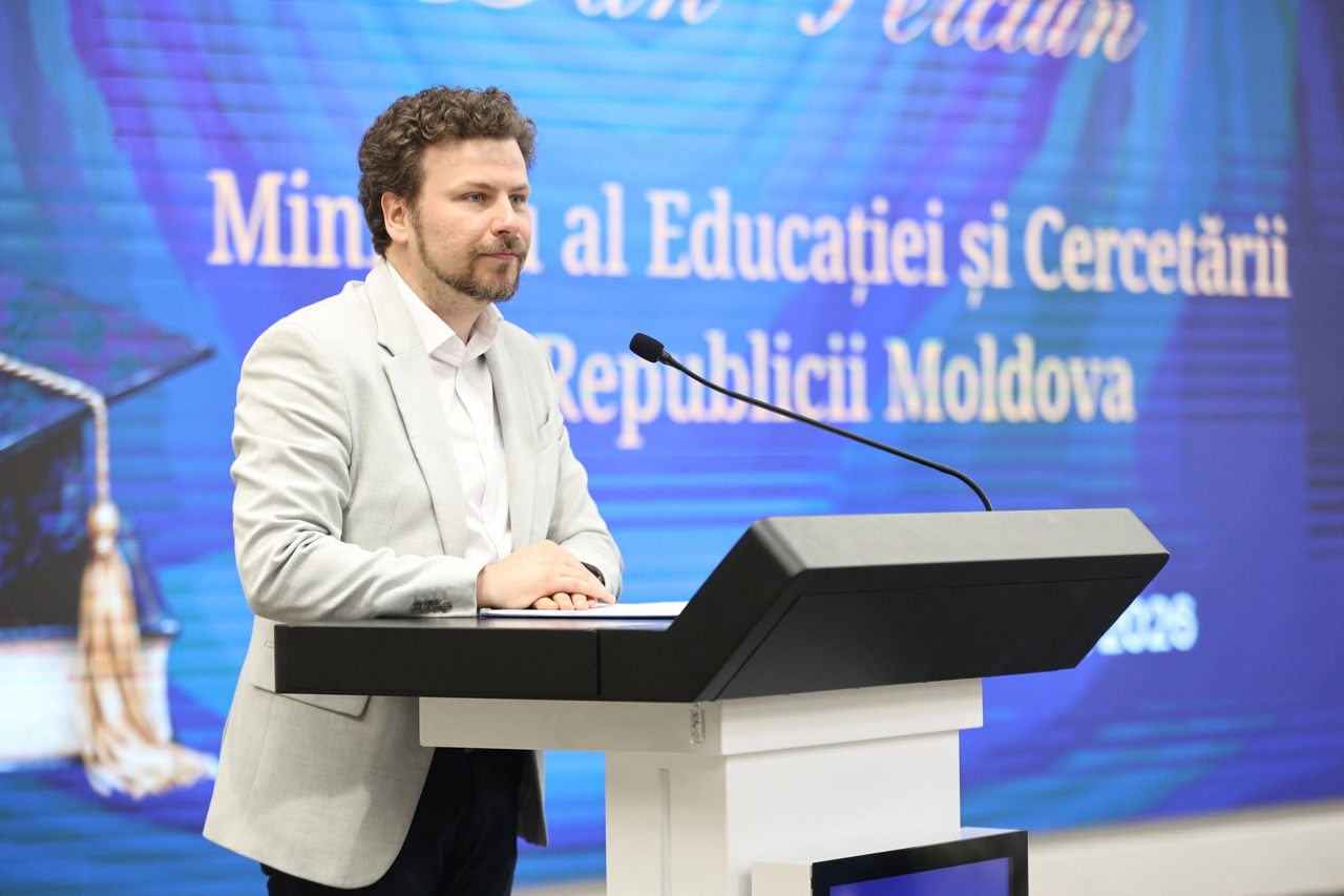 Plăți informale și manuale cu bani în școlile din Chișinău: MEC pregătește un mecanism prin care părinții vor avea acces direct la cărți