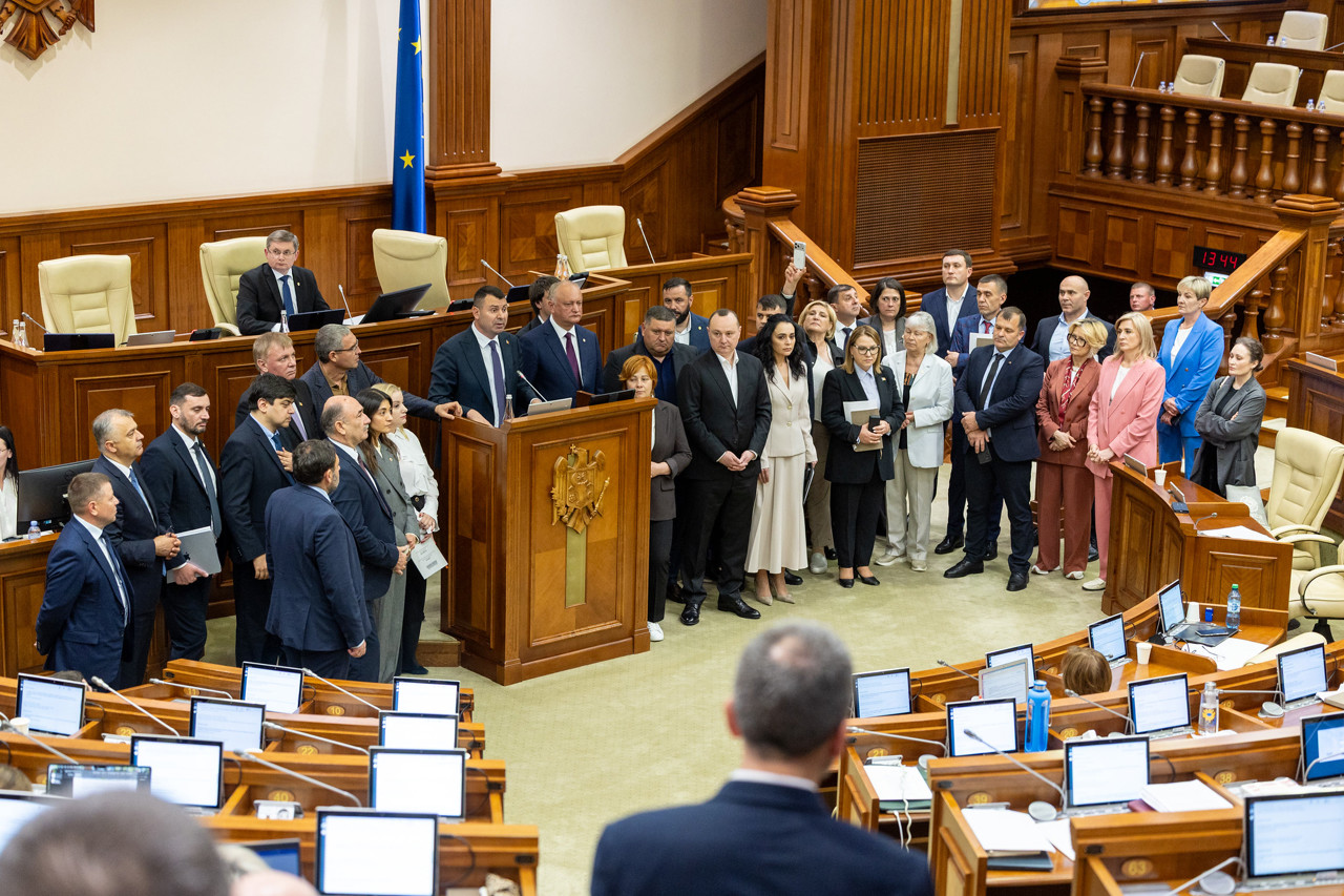 Opoziția, solidară cu Verșinin: Deputații au părăsit ședința plenului după ce Igor Grosu i-a închis microfonul