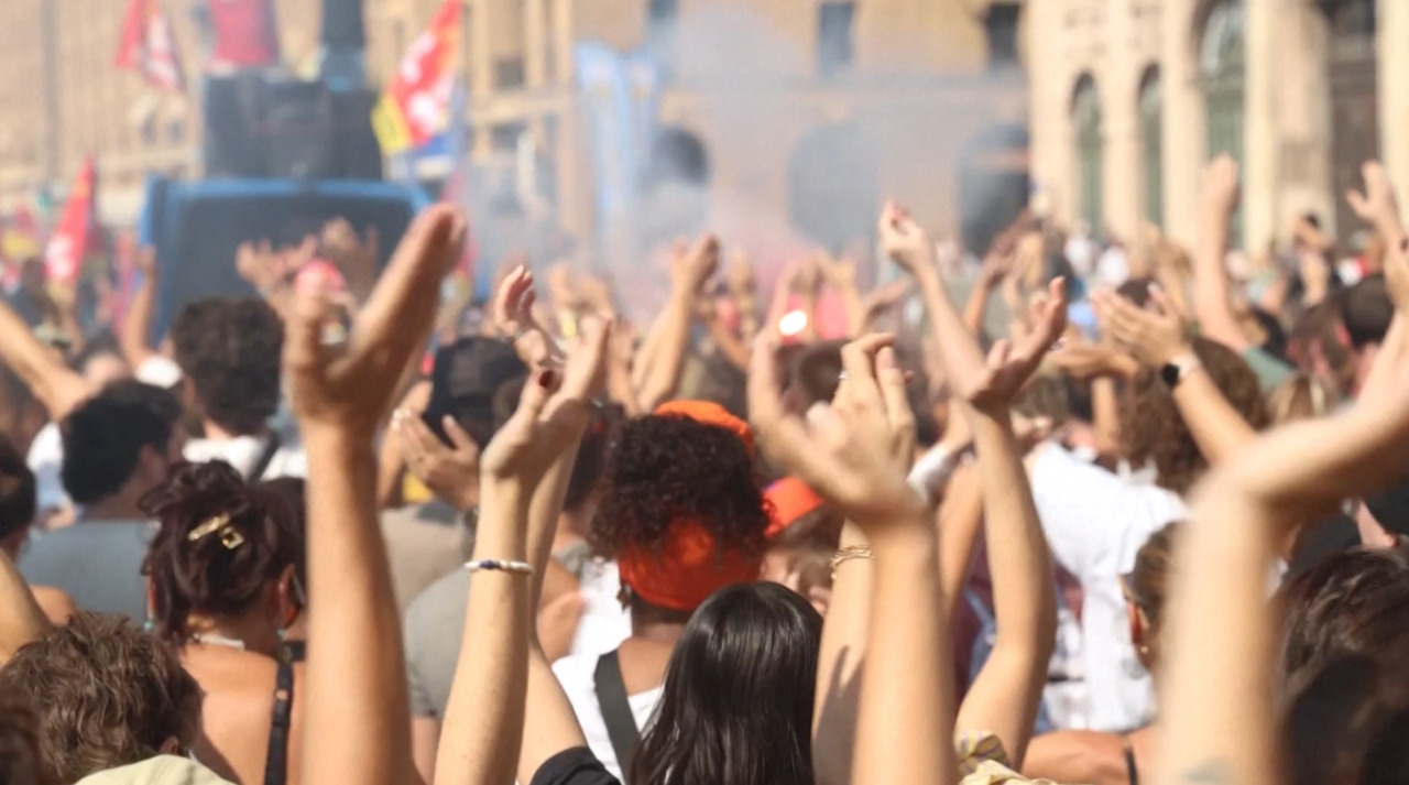 Franța, paralizată de greve și proteste masive împotriva austerității