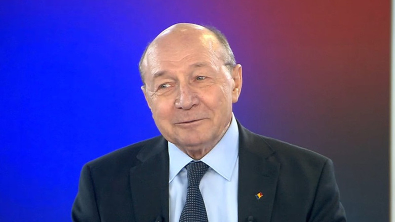 Maia Sandu restores Moldovan citizenship for Traian Basescu
