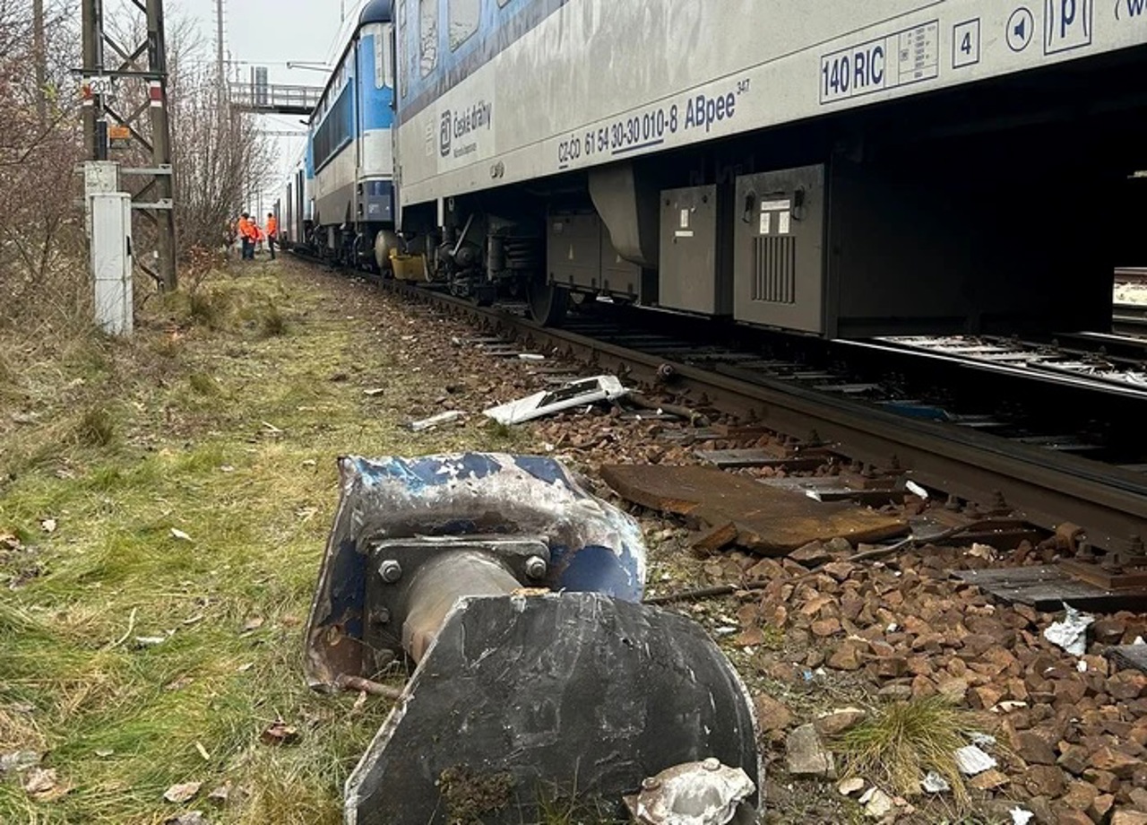 Două trenuri de pasageri s-au ciocnit în Cehia. Cel puțin 60 de persoane sunt rănite