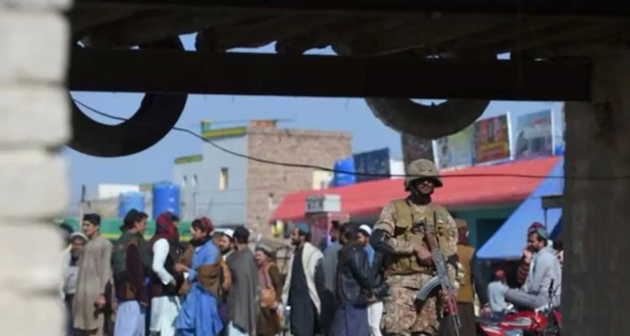 Atentat sinucigaș în Pakistan: cel puțin 13 soldați au fost uciși