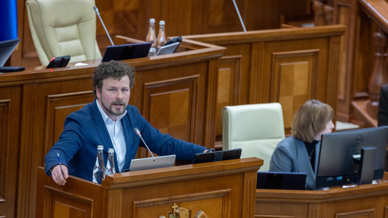 Parlamentul a votat în primă lectură reforma rețelei școlare: 73 de instituții vor fi reorganizate